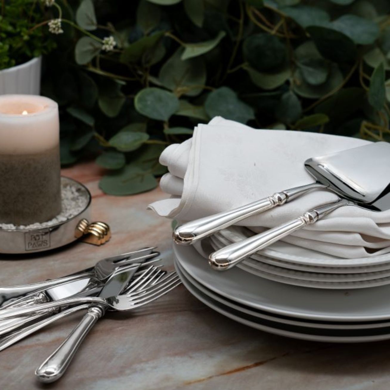 Flera Silverbestick med en bakgrund av gröna växter