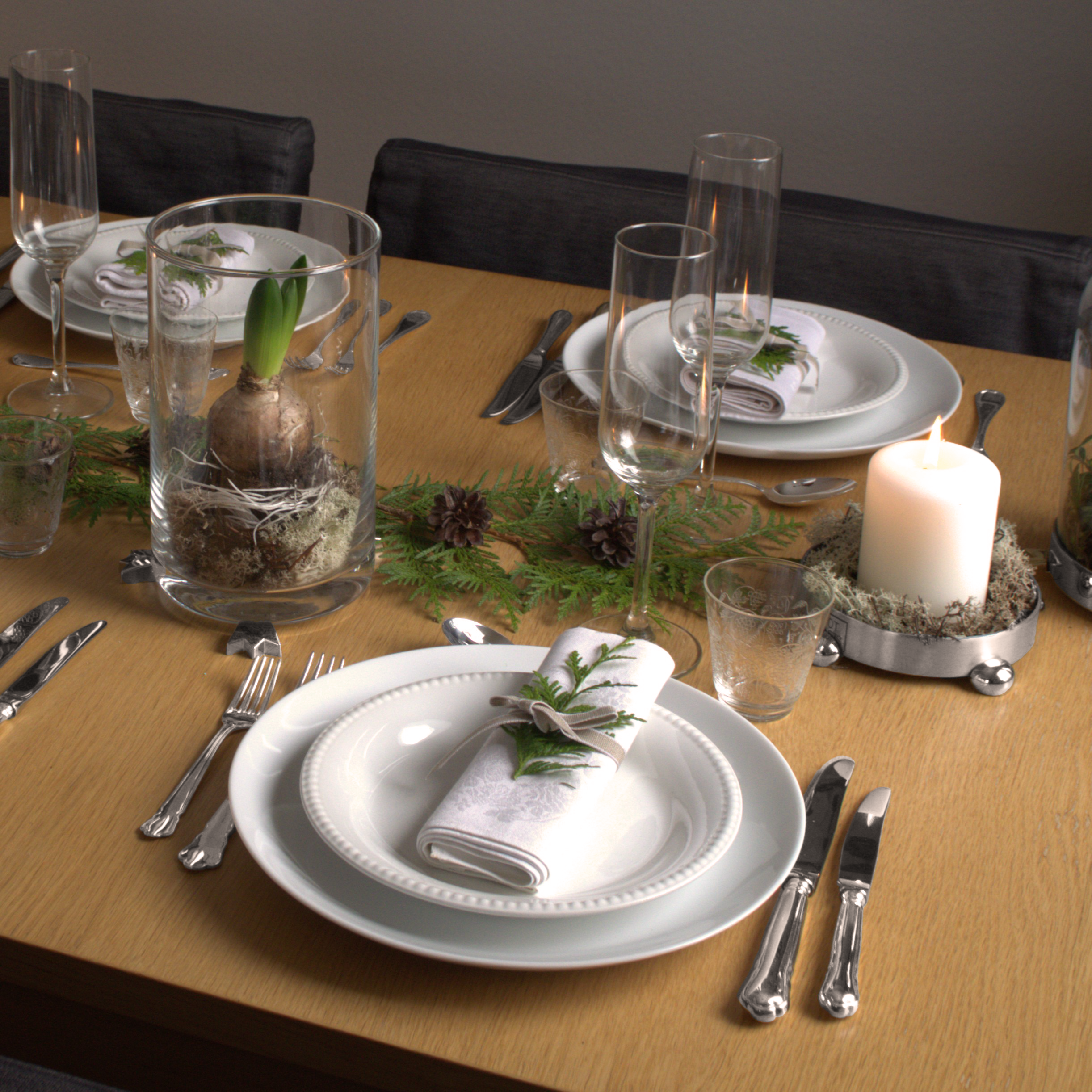 Dukat bord med chippendale bestick